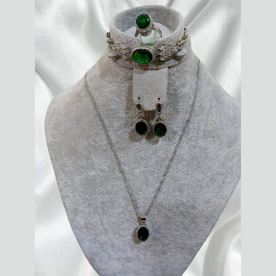 أطقم الأحجار الكريمة